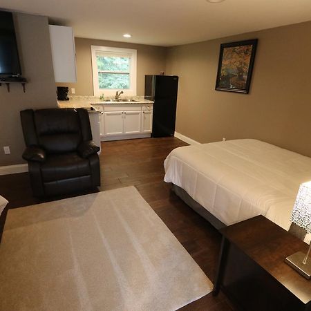 Brimley Motel Suites Buitenkant foto