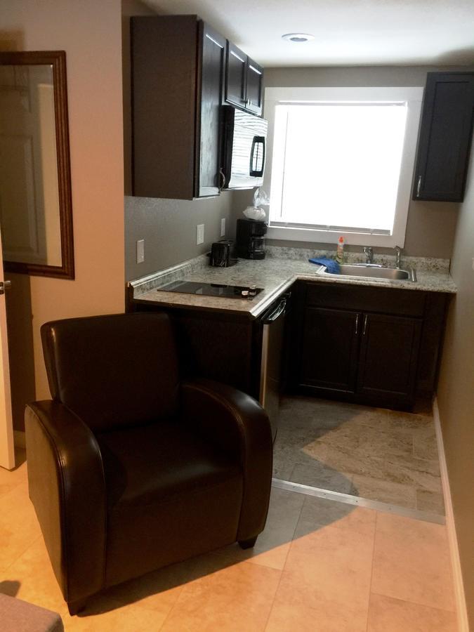 Brimley Motel Suites Buitenkant foto