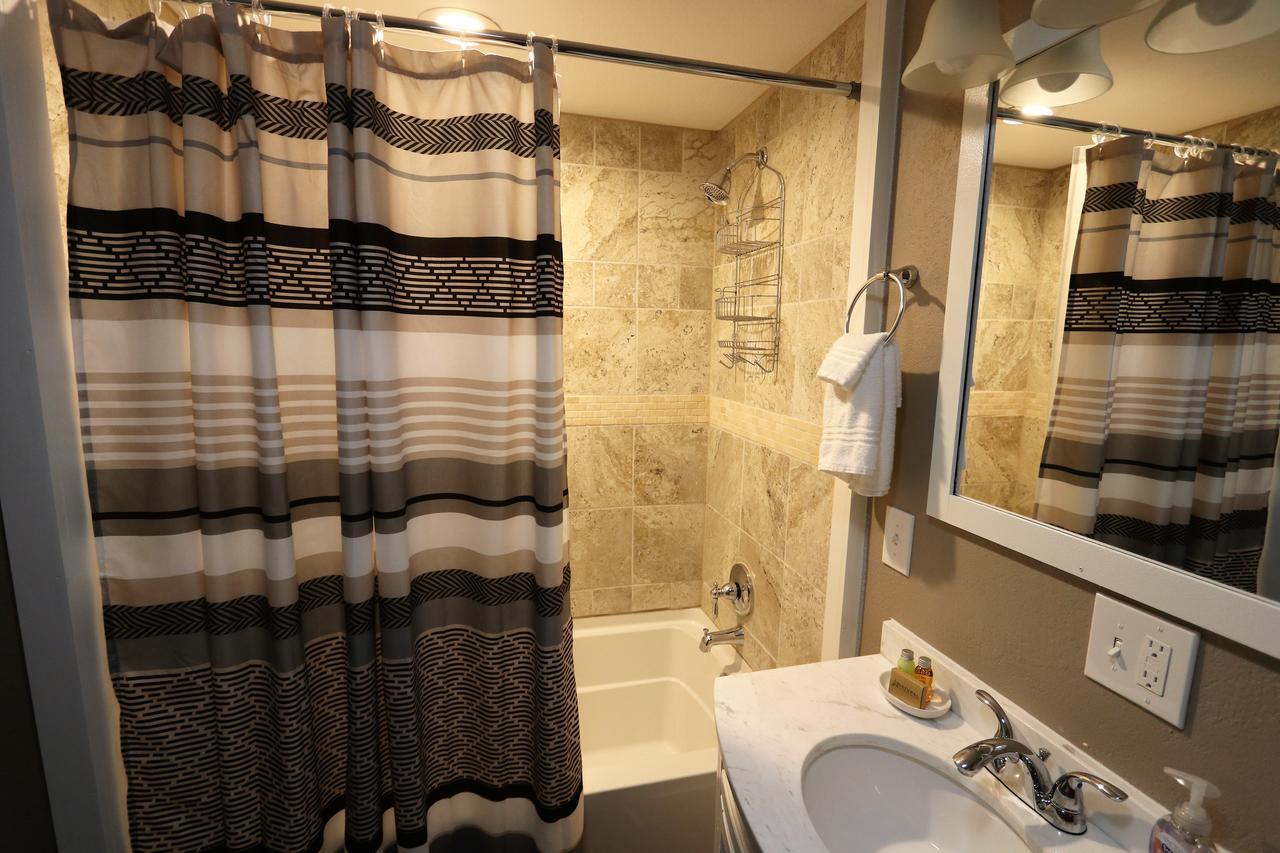 Brimley Motel Suites Buitenkant foto