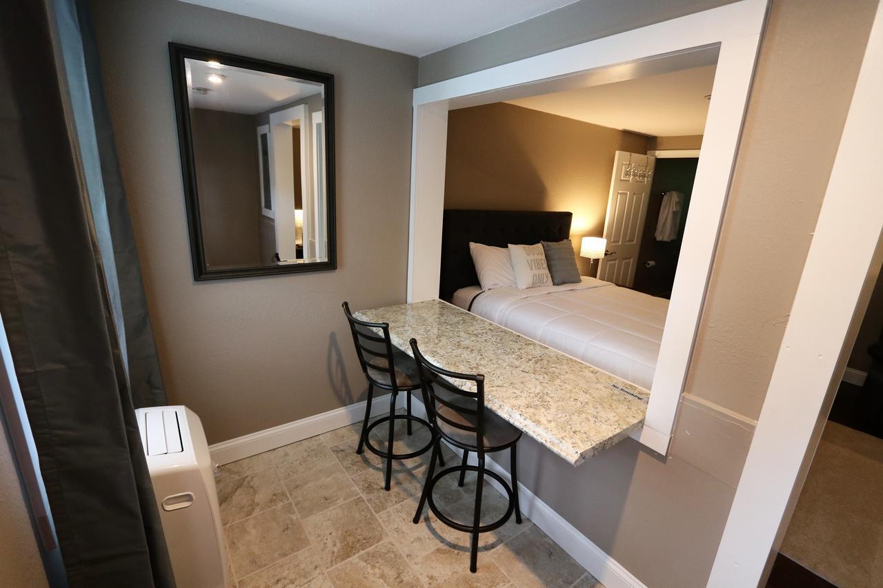 Brimley Motel Suites Buitenkant foto